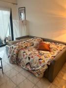 Grande chambre salon climatisé dans appartement partagé avec parking devant la mer