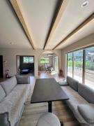 wag ur day - Spacious Villa Sleeps 10 Pet-Friendly dogs and cats Up to 7 Huge Private Dog Run