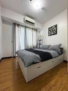 Metro Nook Cozy 2BR Unit with Balcony Facing Rockwell - Acqua Private Residences