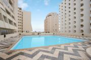 Apartamento a 50 metros da Praia com Piscina e Estacionamento
