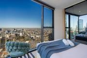High-Rise CBD Apt L50 Luxe City Views and Free Parking