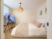 Sinchon Stn 4min, 3 Qeen beds, Hongdae