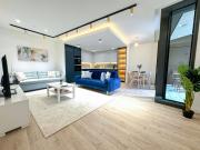 Stylish 2-Bed Flat with Private Balcony & Lift near Farringdon, Clerkenwell, Shoreditch, Hoxton