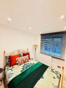 Cozystays Refurbed Modern Apartment Private Garden Free Parking