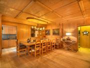 Elegant Tablà with Garden R&R