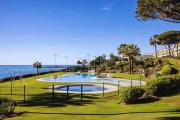 Beachfront spacious 4-Bed Apartment, Los Granados