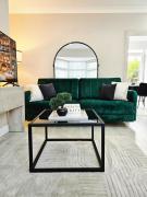 Long Short Stays Driveway 2-Bed Hull