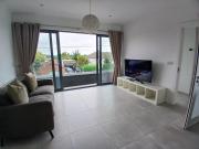 Newly Refurbed 2BD Wraparound Balcony 5km to City