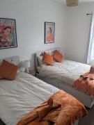 Saffron&Space Free Parking Sleeps 5