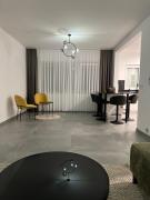 Heel Appartement 90m2 met 2 slaapkamers woonkamer Keuken badkamer privé garage