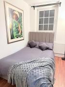 Shadwell chic stay- twin private room with shared bathroom for 4 people , 3 minutes to station, near central London