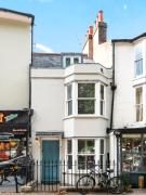 Hosted by StaySejour - 3Bed Town House - Free Parking