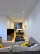 Week and Month Stays 3 Bed Flat and Cinema Room