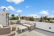 Tiffany Blue 4BR Townhouse with Free Parking and Private Rooftop