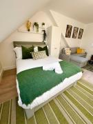 Newly Renovated Luxury Fully Self-Contained Studio with Private Bathroom near QE Hospital R6