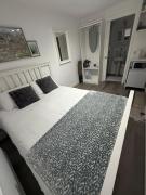 En-suite Room with Independent Entrance. En-suite Room with Independent Entrance.