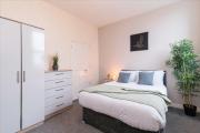 cheerful double en-suite room with free wifi cheerful double en-suite room with free wifi