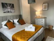 Bright Teddington Home Near River Walks