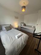 Trowbridge House Long Stays Free Parking and Wifi