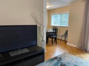Bright 2 BR pet friendly, KING bed, WiFi,2 parking