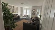 Bright & Stylish 2 bed Flat, Great Location
