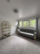 Newly Refurbished - Stylish - Modern - And Cosy Flat - King Size Bed with Built In Speakers - Bedside Lamp - And USB Ports - Sofa Bed - In Islington North London Newly Refurbished - Stylish - Modern - And Cosy Flat - King Size Bed with Built In Speakers - Bedside Lamp - And USB Ports - Sofa Bed - In Islington North London