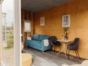 Tiny holiday home for 2 with picnic table