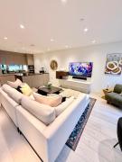 Central London Designer Home w Game Room and AC