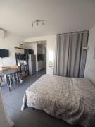 Studio avec jardinet et balcon idéalement situé