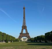 A proximité immédiate de la Tour Eiffel