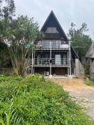 おしゃれな北欧スタイルの三角屋根が包み込む安らぎのコテージ