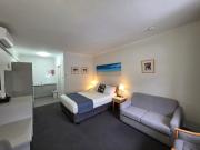 Hi 5 Glenelg Studio Apartment