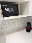 Newley Refurbished 2-Bed Only Minutes from Londons Attractions