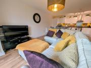 Modern 2 bedroom Flat with Parking Balcony and WiFi