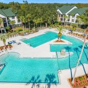 4BR Condo with Pool and Gym Long Term Stays Allowed