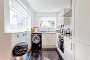 Quirky 2-Bed Brentwood Home Near High St & Station - With Parking