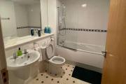 3 Bed Flat - Sleeps 6 - Parking - Wifi