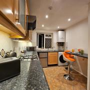 L3 Stylish and Central Room private Bathroom, Smart TV