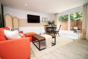 MODERN BOURNEMOUTH BEACH APARTMENT- SLEEPS 6 - PRIVATE GARDEN, ULTRAFAST Wifi, PRIVATE PARKING SPACE, FLAT SCREEN TV, 1 MINUTE WALK FROM BARS & RESTUARANTS