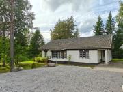 Kodikas talo lammen rannalla