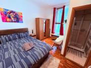 Superb affordable and very well located 3 bed flat for 6 people in Chelsea Zone 1