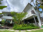 Casa com imenso jardim, sauna e piscina