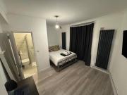 38LYW Large Ensuite Room - Stratford, London