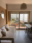 Dto zona Guemes y cerca de playa luminoso y tranquilo a la calle balcon