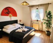 Deck-Apartment on top of mountain, next to forest, indoor fireplace, free parking