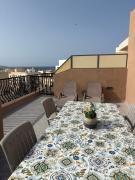 Cosy 2 Bedroom Penthouse with Terraces & seaview