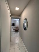 Apartamento familiar com dois quartos, ambientes climatizados, próximo a Roda Gigante de BC