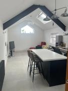 Modern Seaside Cottage - Sleeps 5