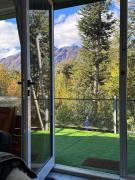 Casa moderna en el bosque y montaña