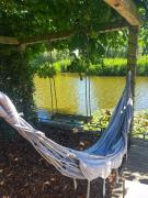 Gezellige Pipo met grote schommel aan het water en hottub